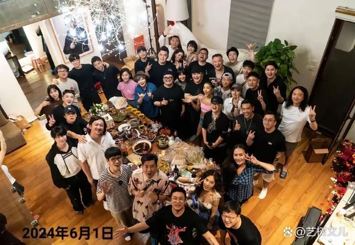 刘欢现身酒店聚餐照片